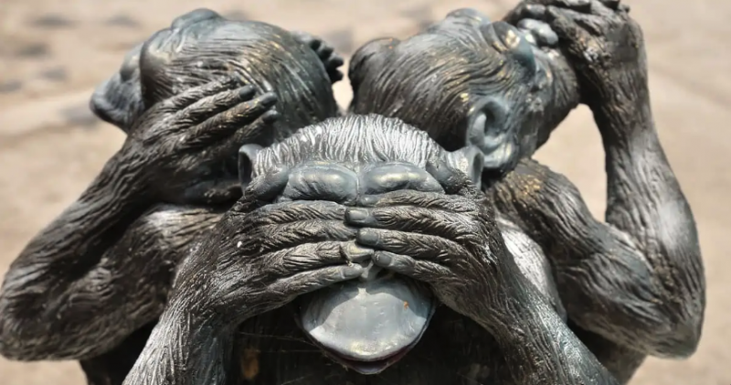 Image of monkey sculpture depicting see no evil hear no evil speak no evil